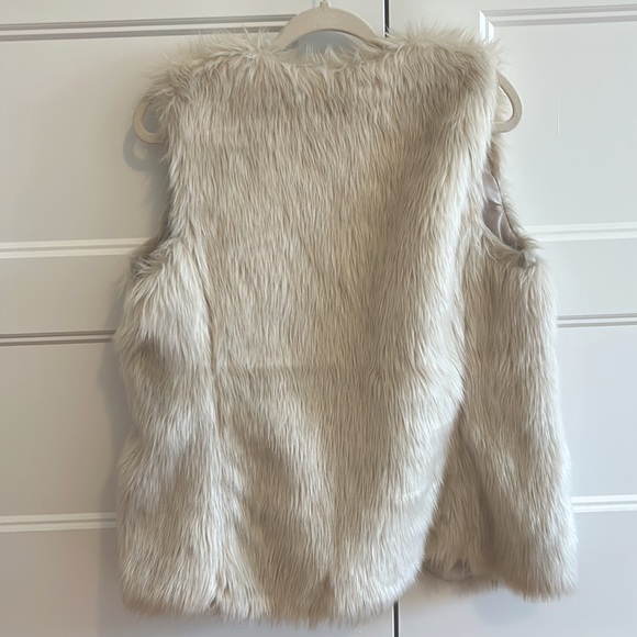 White Old Navy faux fur vest - Picture 3 of 3